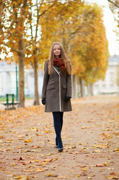 Flicka som går i en park på en höst dag — Stockfoto