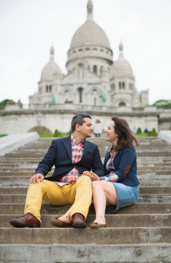 Çift sacre-coeur de paris yakınlarında öpüşme