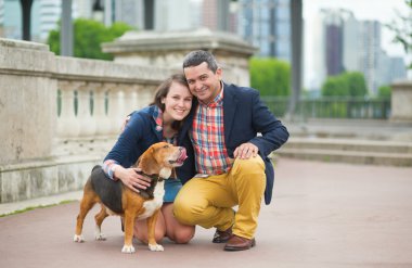 bir şehirde bir köpek ile yürüme Çift