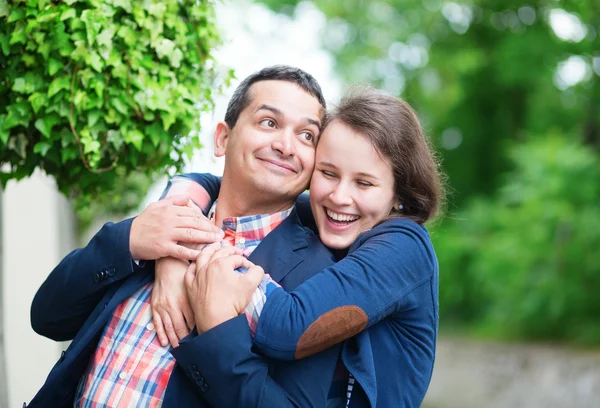 Casal feliz ao ar livre — Fotografia de Stock