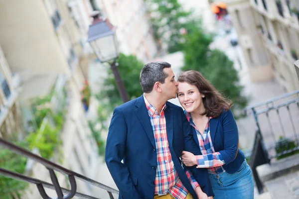 Hermosa pareja en las escaleras de Montmarte —  Fotos de Stock