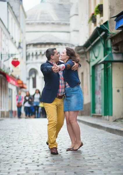Pareja bailando en Montmartre — Foto de Stock