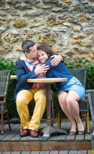 Couple kissing in an outdoor cafe — Stock Photo, Image