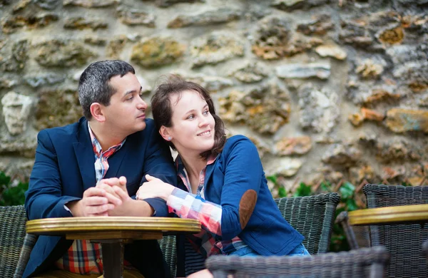 Casal em um café parisiense ao ar livre — Fotografia de Stock