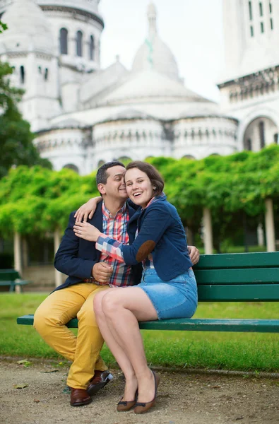 Par på bänken nära Sacré-coeur — Stockfoto