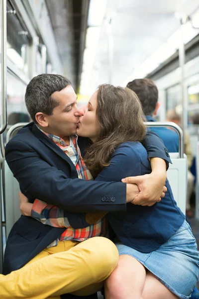 Pareja besándose en el metro parisino — Foto de Stock