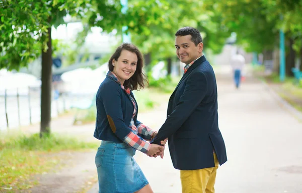 Paar wandelingen samen in park — Stockfoto