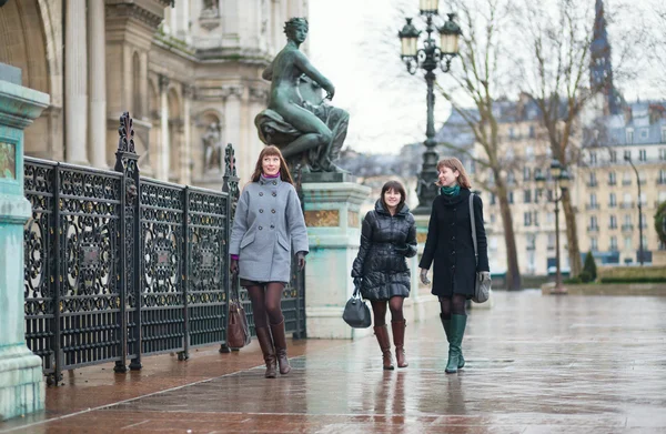 Tre glada tjejer går tillsammans i paris — Stockfoto