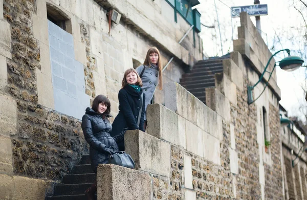 Three girls on the Seine embankment — Stock Photo, Image