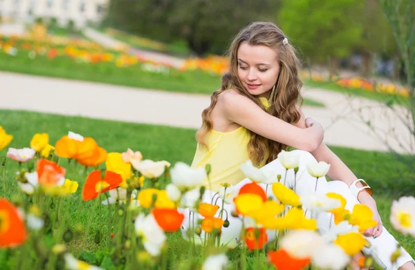 Chica con hermosas amapolas de colores — Foto de Stock