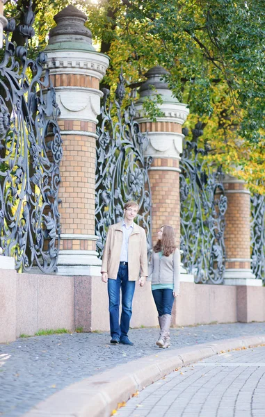 Caminhada de casal em São Petersburgo, Rússia — Fotografia de Stock