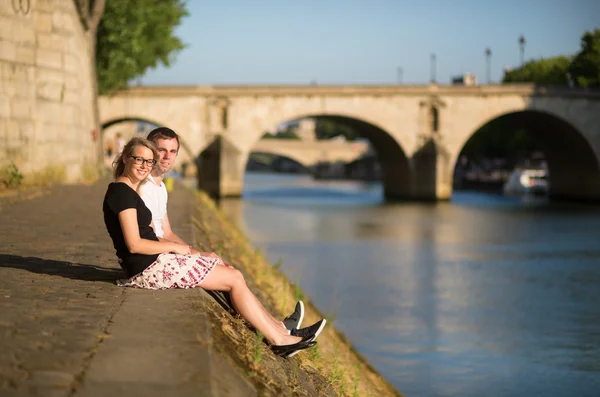 Jovem casal em Paris perto do Sena — Fotografia de Stock