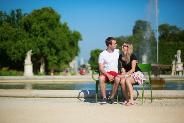 Tourists in the Tuileries garden of Paris — Stock Photo, Image