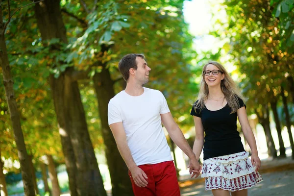 Casal no parque em um dia de verão ou outono cedo — Fotografia de Stock