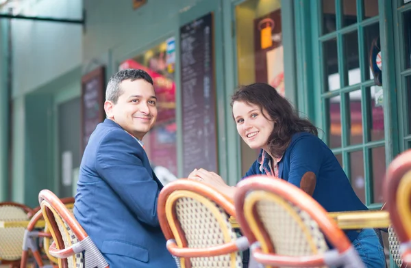 Χαρούμενο ζευγάρι σε μια υπαίθρια καφετέρια — Φωτογραφία Αρχείου