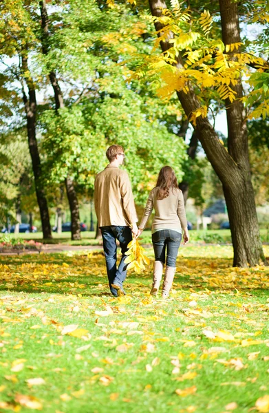 Coppia che cammina nel parco in un giorno d'autunno — Foto Stock
