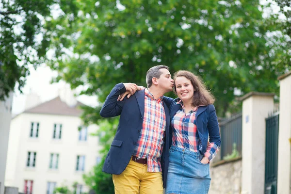 Happy couple walking in Paris — Stock Photo, Image