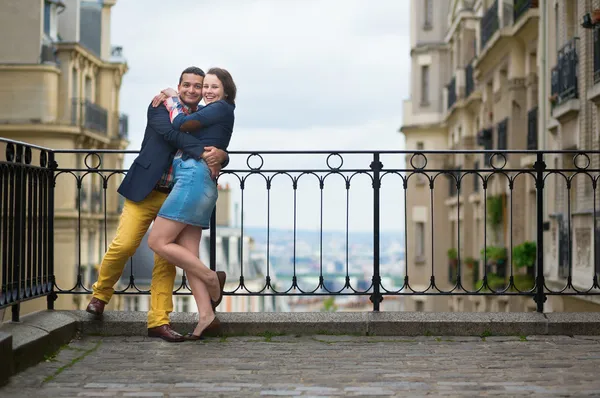 Coppia allegra su Montmartre, Parigi — Foto Stock