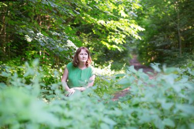 bir ormandaki bir yaz gününde güzel bir kız