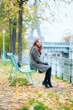 bir sonbahar günü Paris güzel bir kız