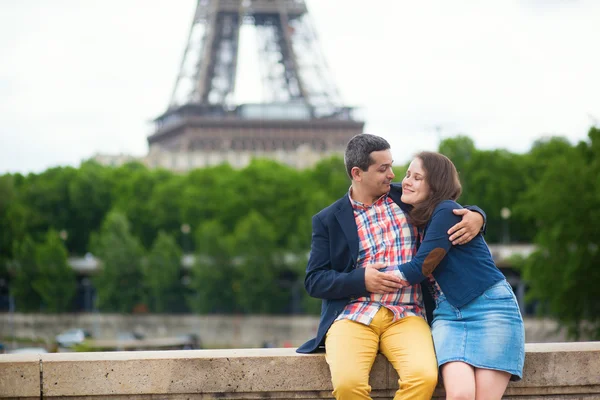 Pareja romántica besándose cerca de la Torre Eiffel — Foto de Stock
