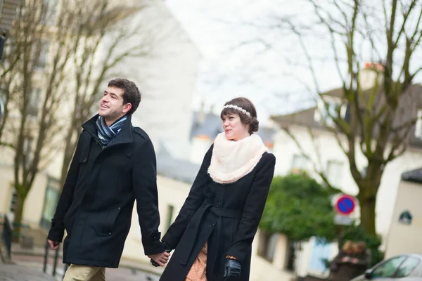 Namoro casal andando em Montmartre — Fotografia de Stock