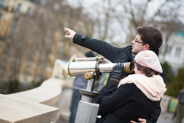 Tourists using telescope for sightseeing — Stock Photo, Image