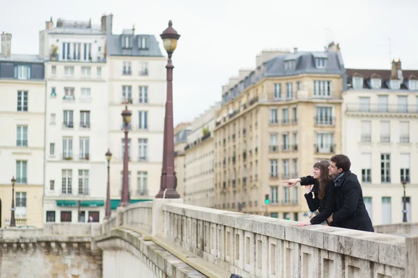 Coppia felice che ride sul ponte — Foto Stock