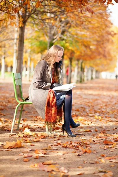 读一本书在公园中的女孩 — 图库照片