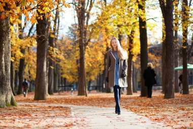 Kız güzel sonbahar gününde yürüyüş