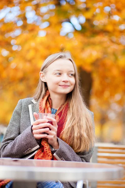 Meisje drinken warme wijn in een cafe — Stockfoto