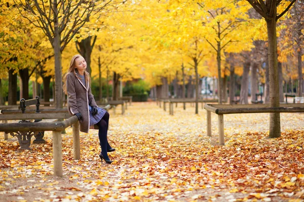 Chica disfrutando hermoso día de otoño — Foto de Stock