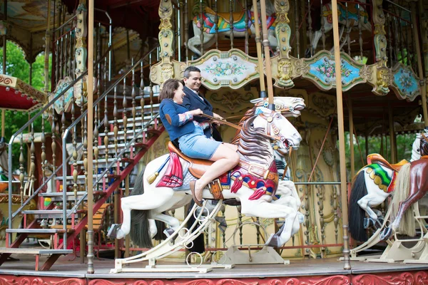 Coppia divertirsi su merry-go-round — Foto Stock