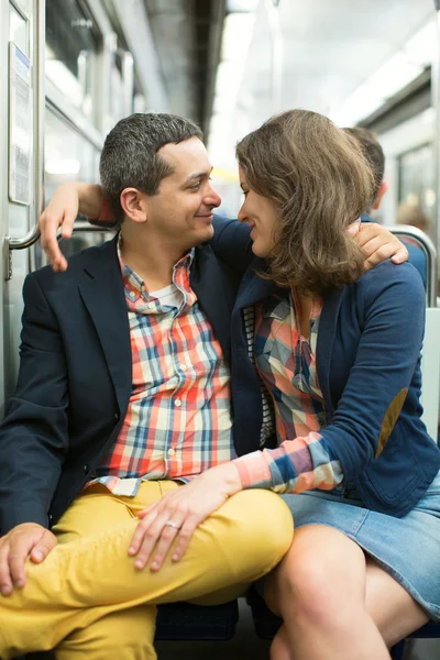 Couple in Parisian metro — Stock Photo, Image