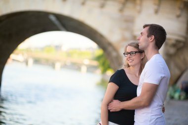 setin üzerine Paris'te genç Çift