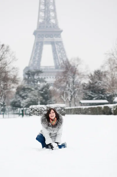 Joyeux jeune profitant d'une belle journée enneigée — Photo