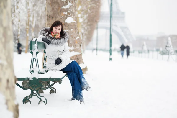 Młoda kobieta w Paryżu na zimowe wieczory — Zdjęcie stockowe