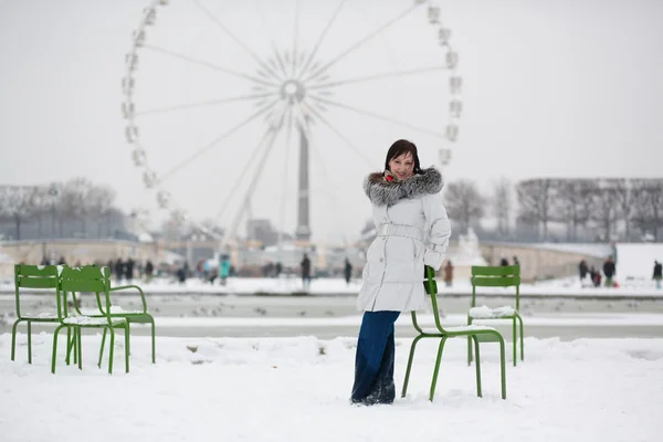 Νεαρή γυναίκα στον κήπο tuileries σε μια μέρα του χειμώνα — Φωτογραφία Αρχείου