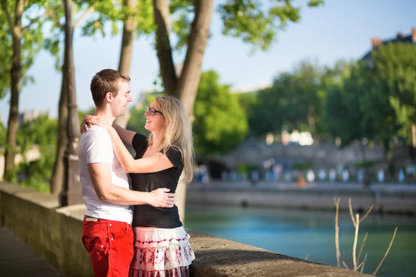 Dating couple in Paris on a summer day — Stock Photo, Image