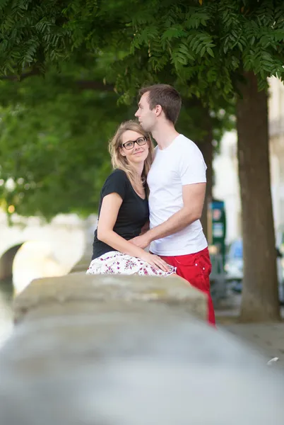 Paris'te romantik bir tarih olan çift