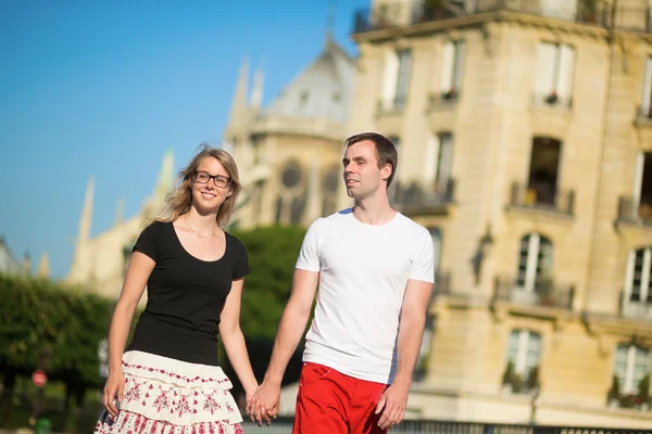 Turistas caminhando em Paris em um dia de verão — Fotografia de Stock