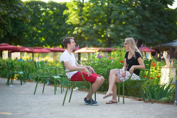 Pár relaxační v zahradě tuileries v Paříži — Stock fotografie