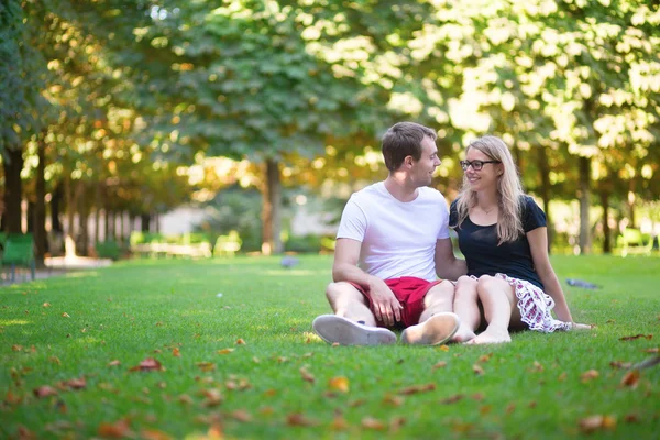 Casal relaxante na grama — Fotografia de Stock