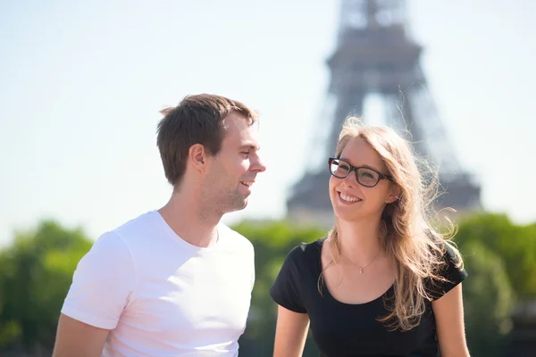 Paar in Paris, Eiffelturm im Hintergrund — Stockfoto