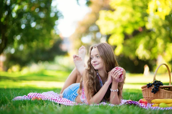 Hermosa chica en un picnic en el parque — Foto de Stock