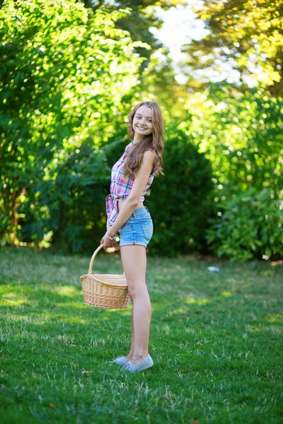 Pretty young girl ready for picnic — Stock Photo, Image