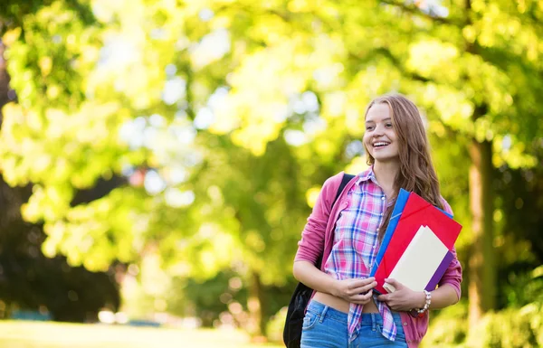 Estudiante chica volviendo a la escuela y sonriendo —  Fotos de Stock