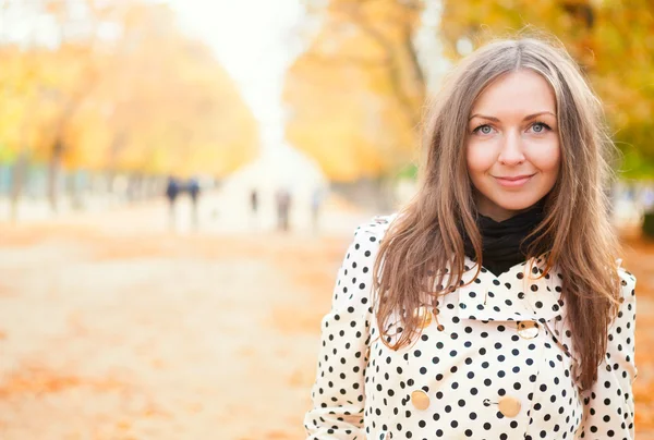 Mladá žena se těší nádherný podzimní den — Stock fotografie