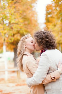 bir sonbahar gününde öpüşme Romantik Çift