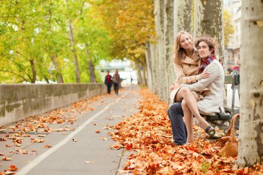Romantik Çift sonbaharda dating